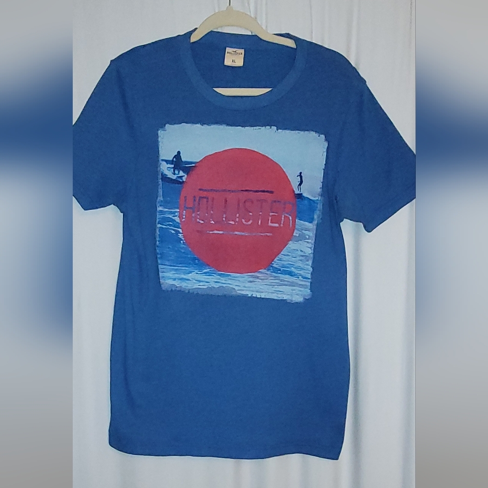 Hollister Surf Graphic Tee in Blue and Red